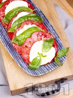 Лятна салата Капрезе с розови домати, моцарела и пресен босилек - снимка на рецептата